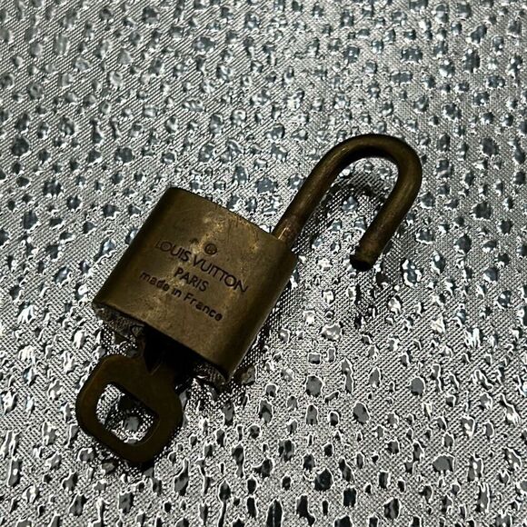 Louis Vuitton Paris Women's Padlock Lock & Key Gold Brass #300 Authentic - Picture 5 of 6
